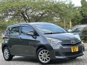 Toyota Ractis 1.5 FWD 2011 Gray