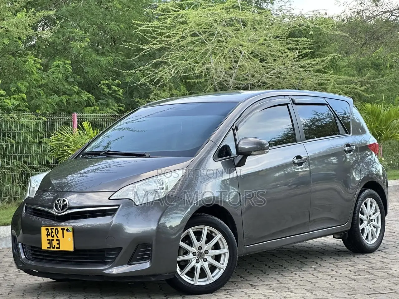 Toyota Ractis 1.5 FWD 2011 Gray