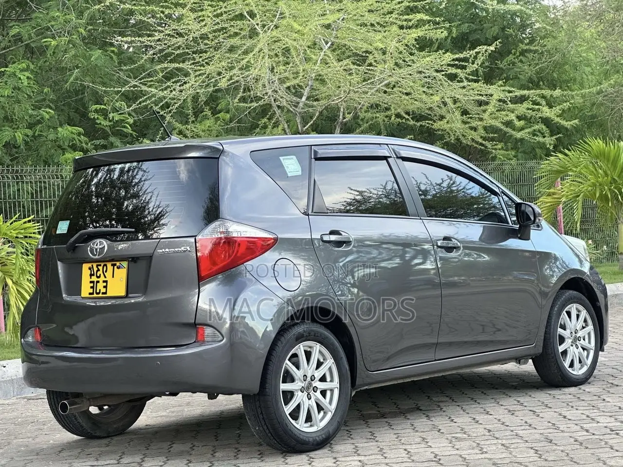 Toyota Ractis 1.5 FWD 2011 Gray