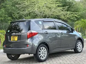 Toyota Ractis 1.5 FWD 2011 Gray