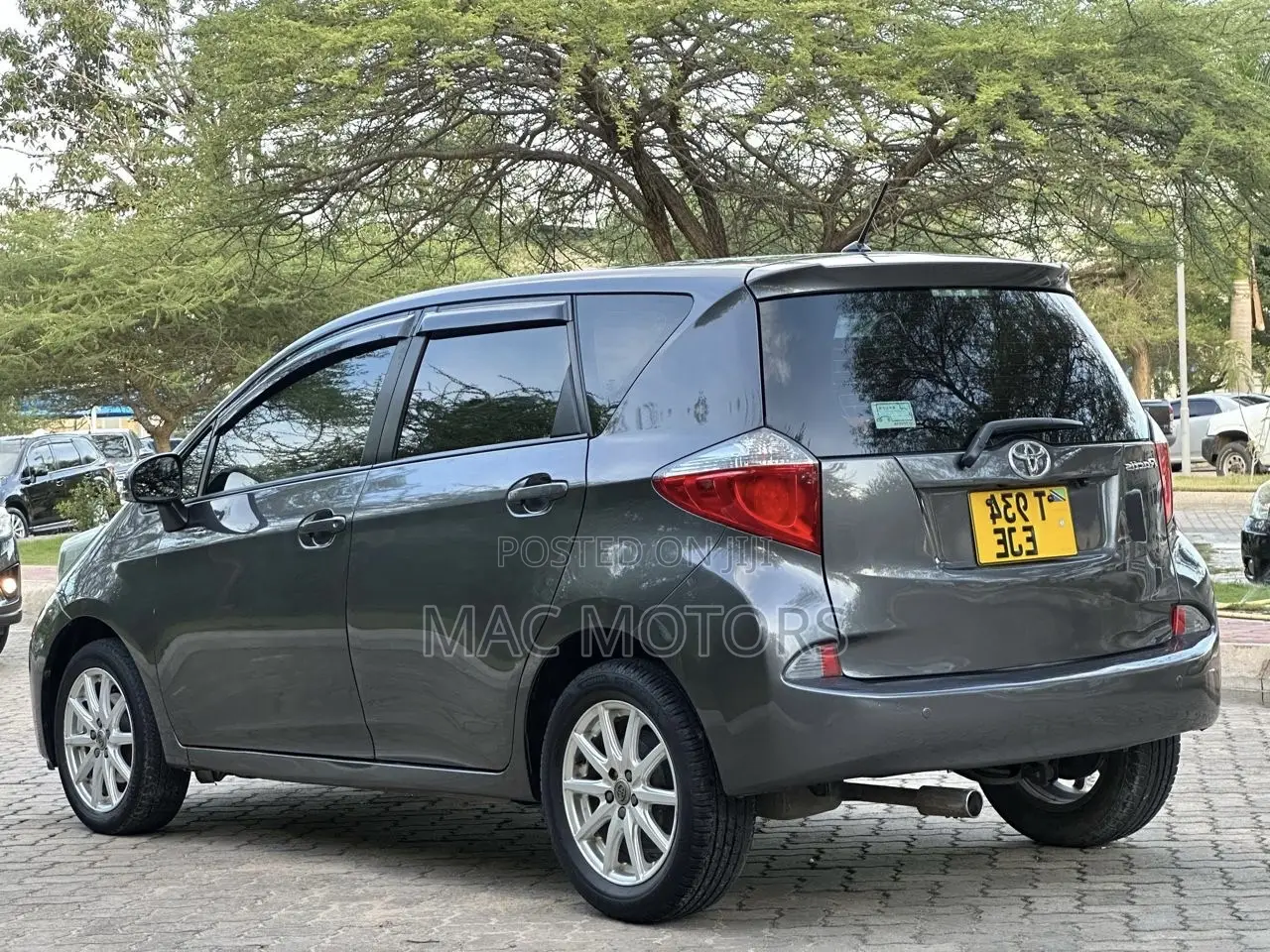 Toyota Ractis 1.5 FWD 2011 Gray