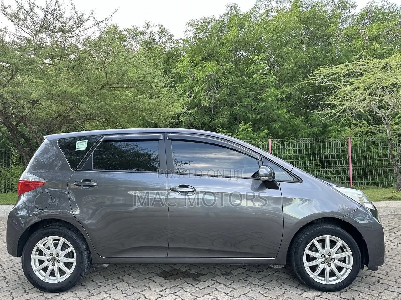Toyota Ractis 1.5 FWD 2011 Gray