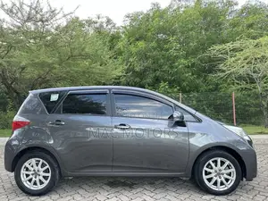 Toyota Ractis 1.5 FWD 2011 Gray