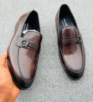 Salvatone Ferregamo / Classic Men Shoes 