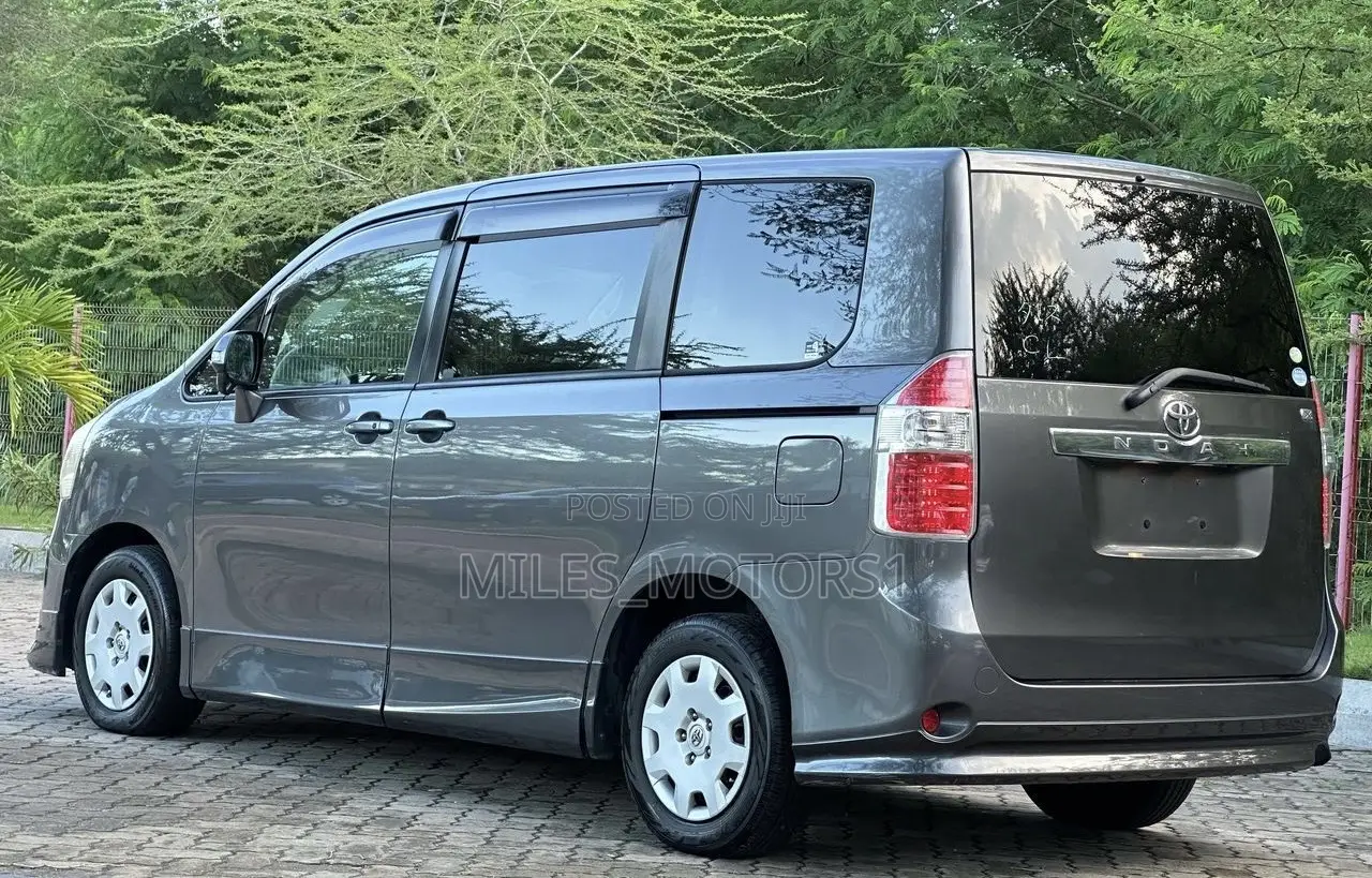Toyota Noah 2008 Gray