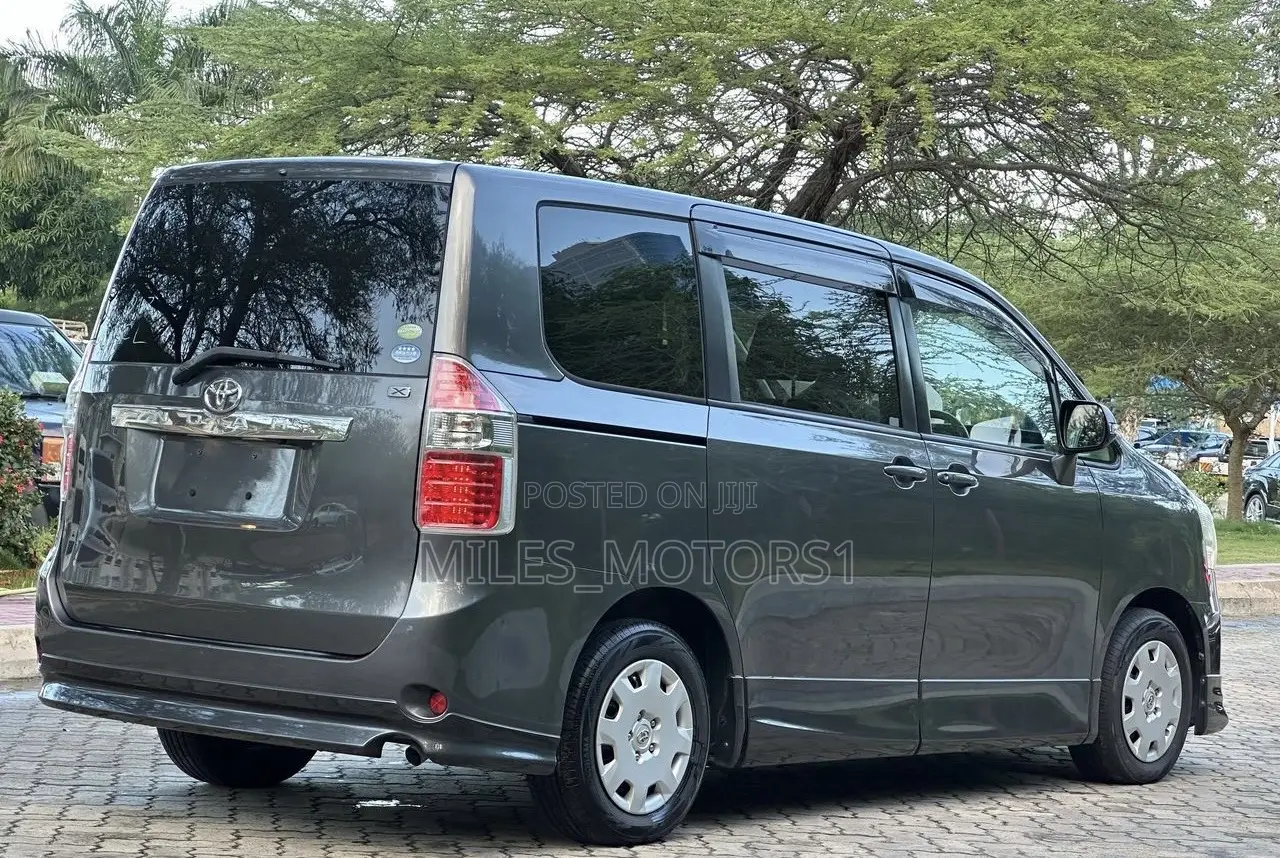 Toyota Noah 2008 Gray