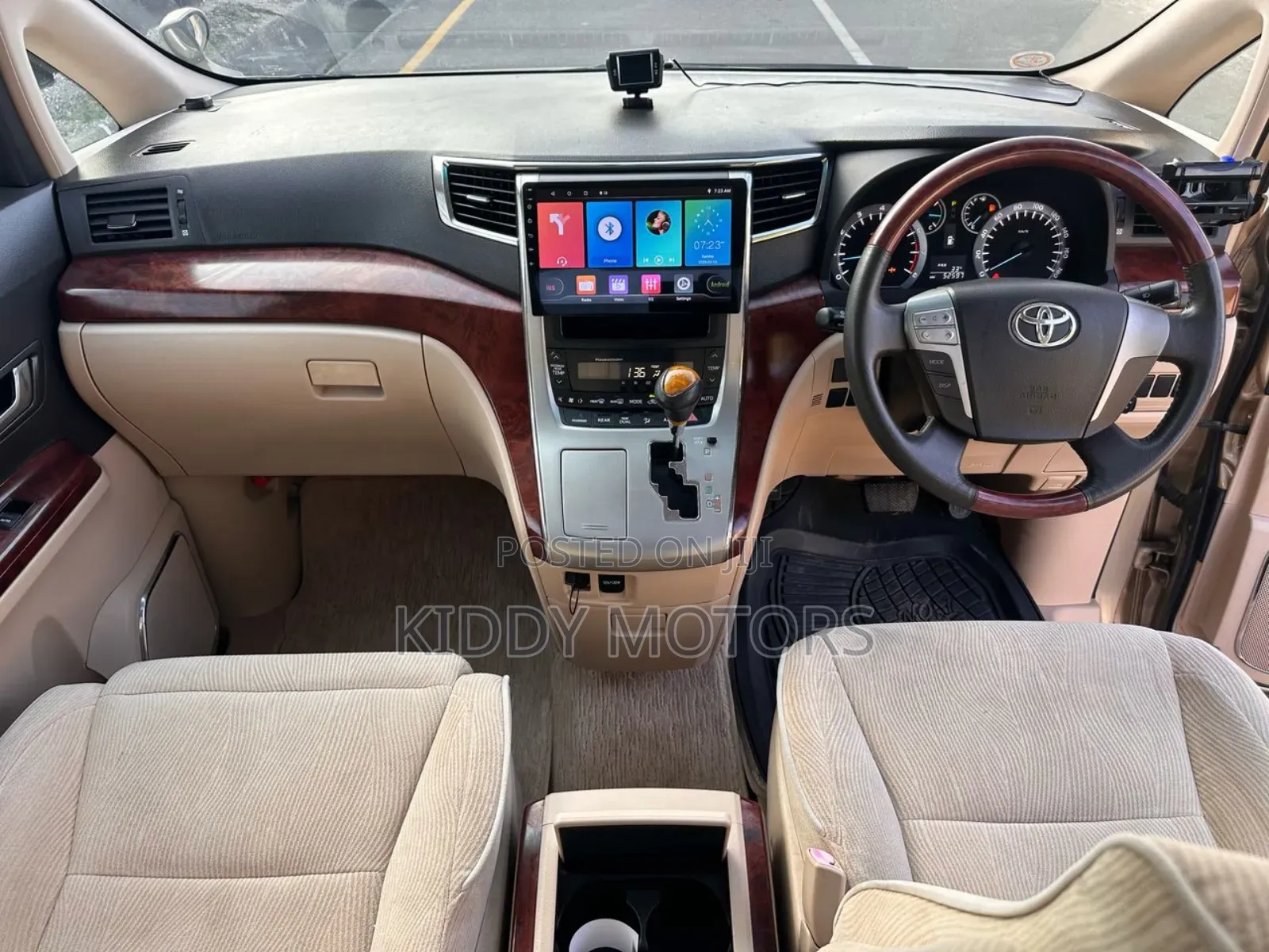 Toyota Alphard 2010 Gold