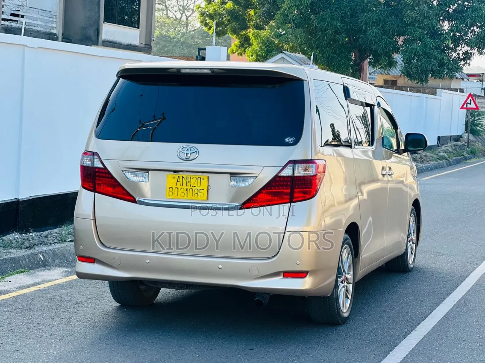 Toyota Alphard 2010 Gold