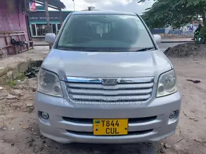 Photo - Toyota Noah 2005 Silver