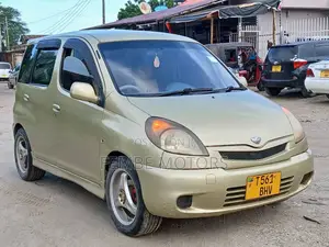 Photo - Toyota Fun Cargo 2004 Gold