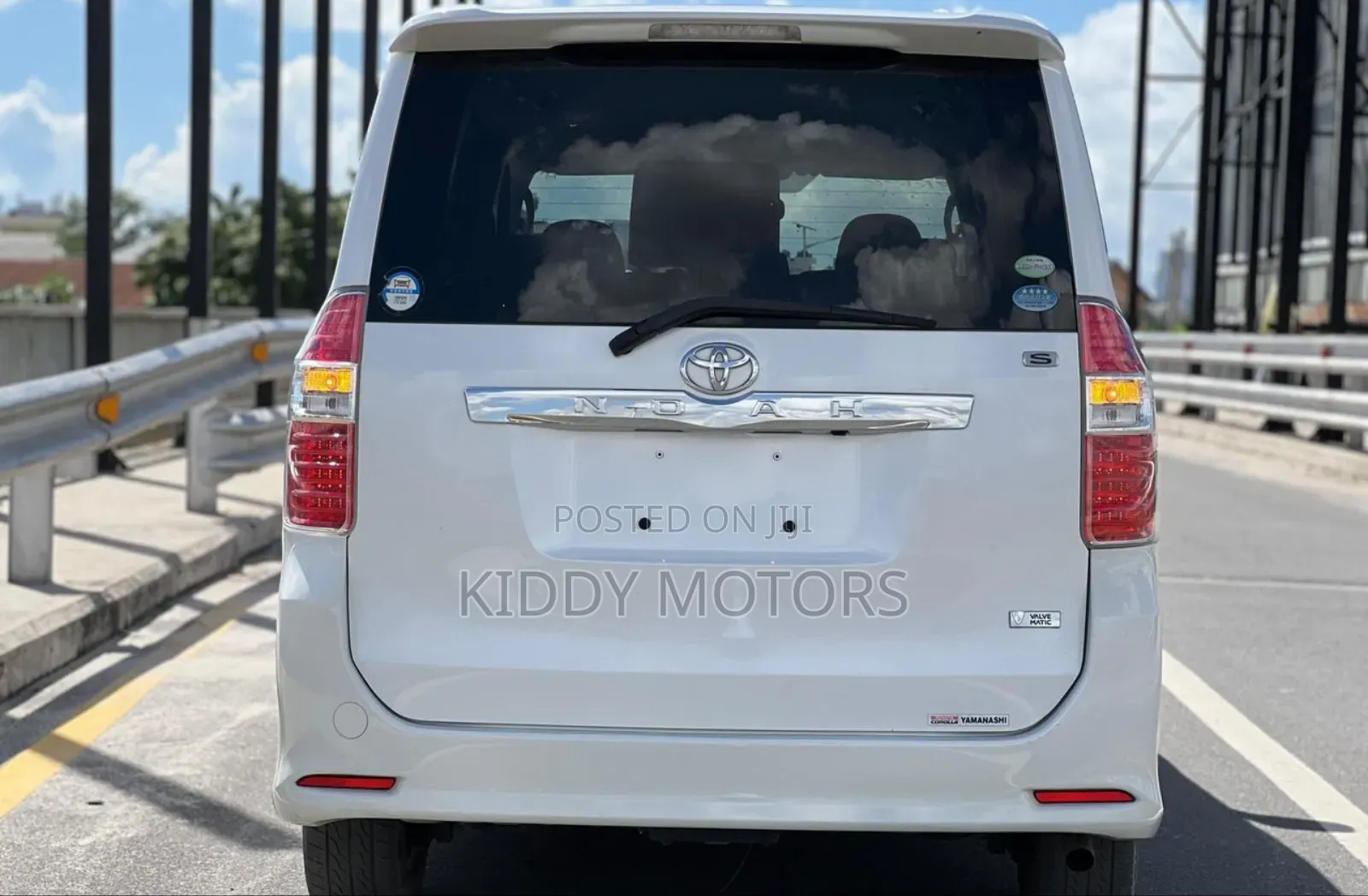 Toyota Noah 2010 White