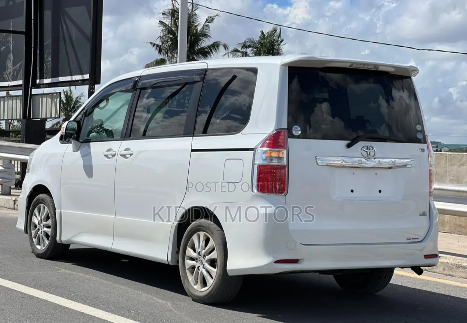 Toyota Noah 2010 White