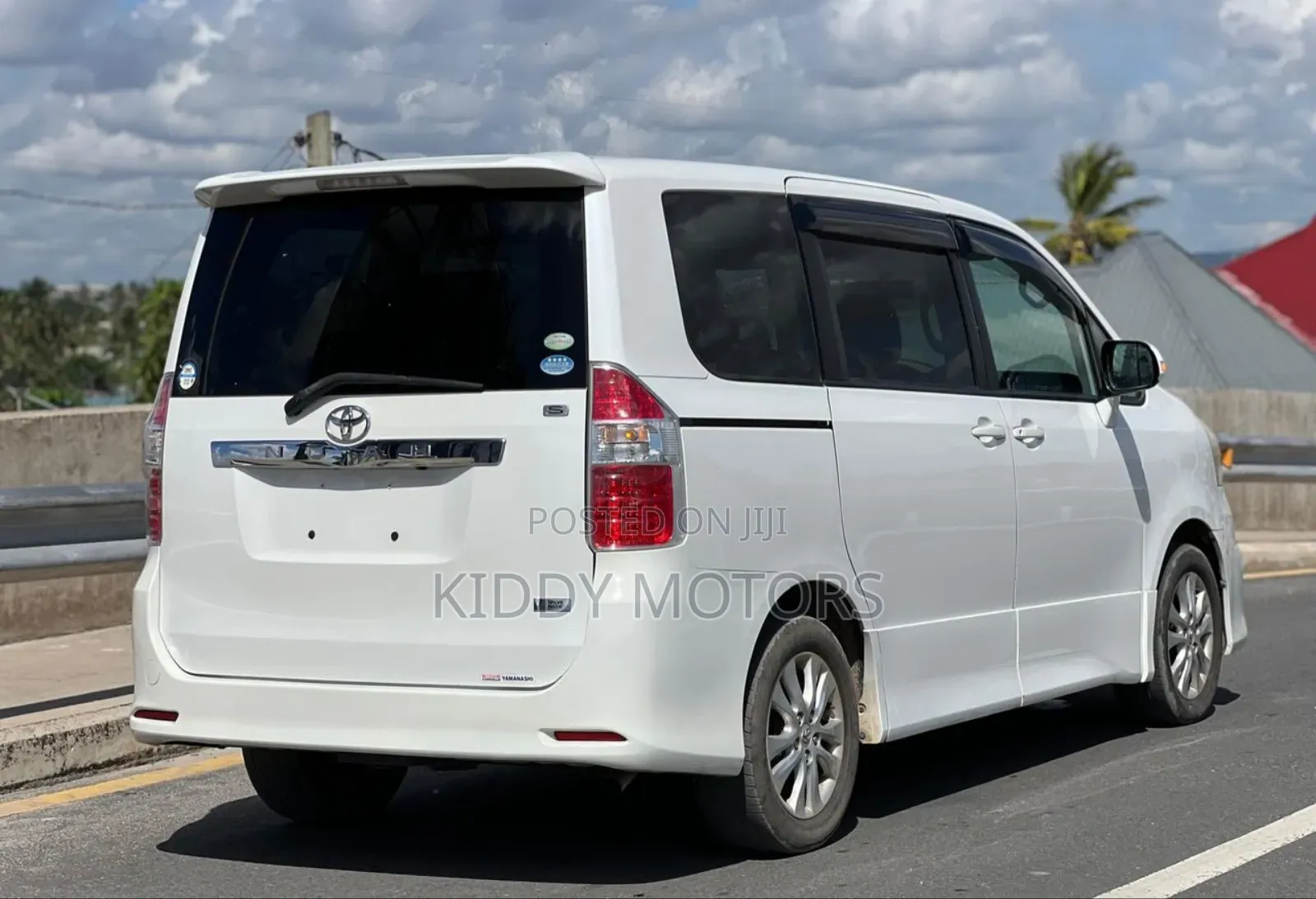 Toyota Noah 2010 White