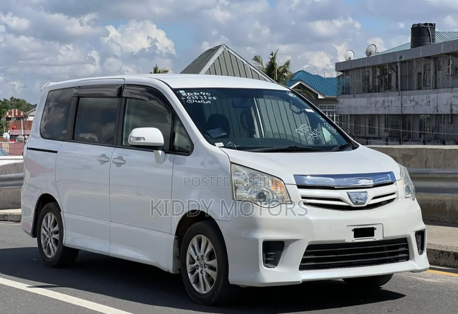 Toyota Noah 2010 White