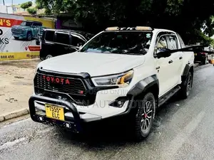 Toyota Hilux 2023 White