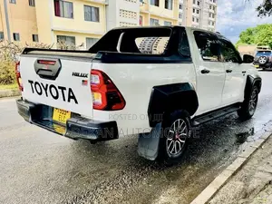 Toyota Hilux 2023 White