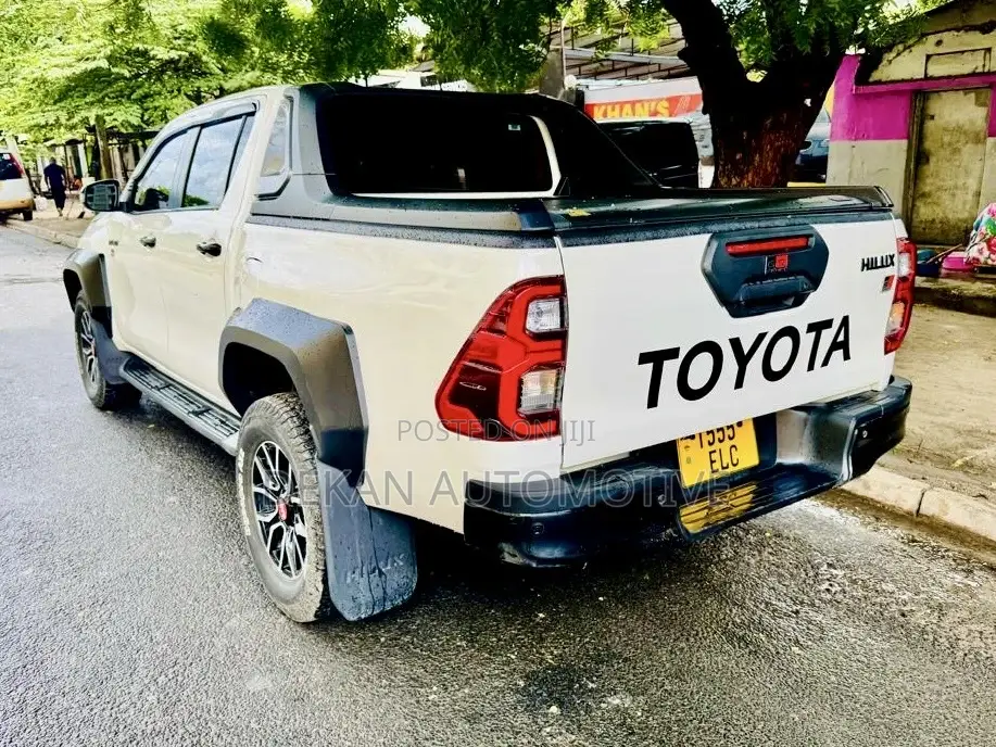 Toyota Hilux 2023 White