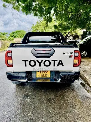 Toyota Hilux 2023 White