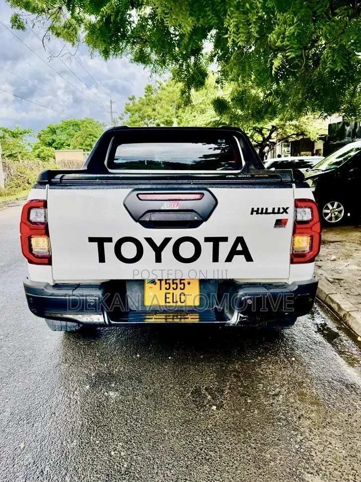 Toyota Hilux 2023 White