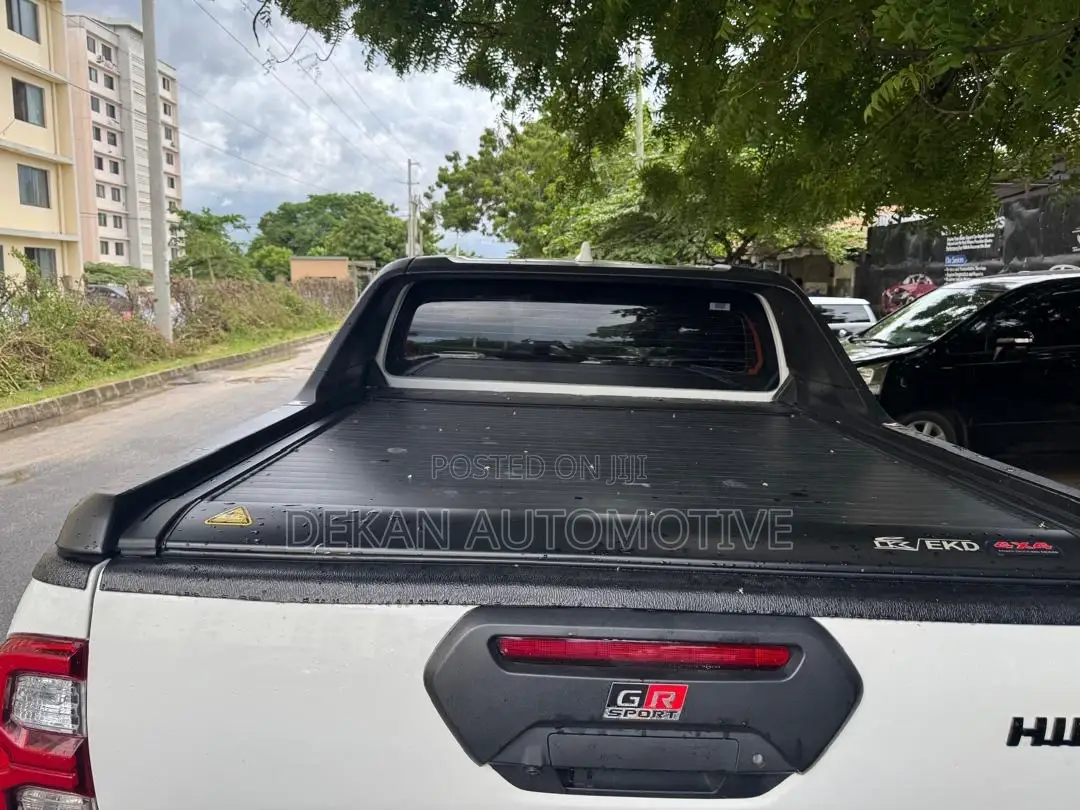 Toyota Hilux 2023 White