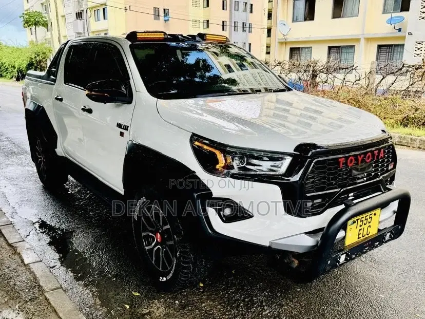 Toyota Hilux 2023 White