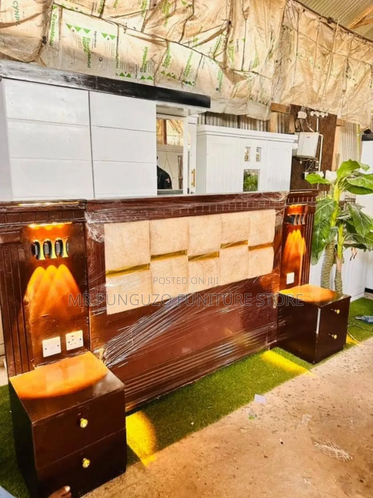 Kitanda Cha Mbao Na Bed Side Zake Classic Sana