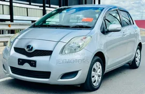 Toyota Vitz 2009 Silver