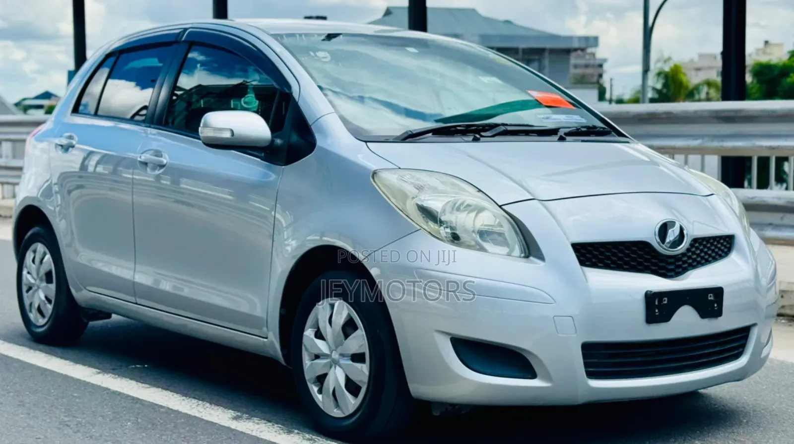 Toyota Vitz 2009 Silver