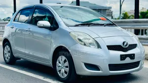 Toyota Vitz 2009 Silver