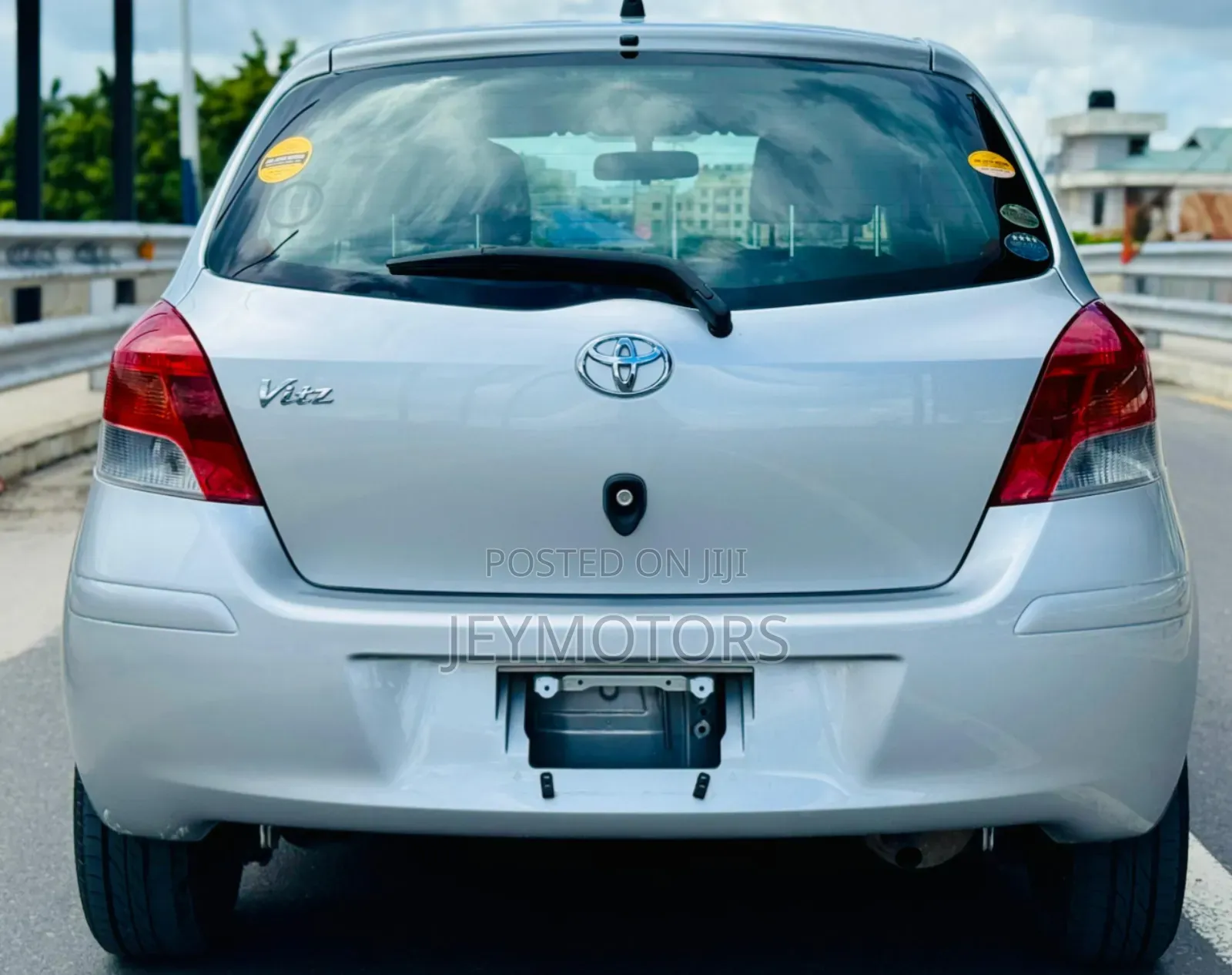 Toyota Vitz 2009 Silver
