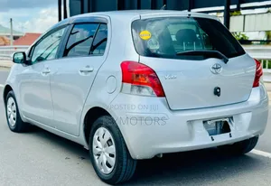 Toyota Vitz 2009 Silver