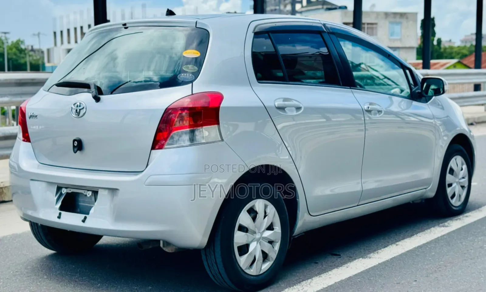 Toyota Vitz 2009 Silver