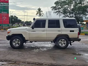 Toyota Land Cruiser 2011 White