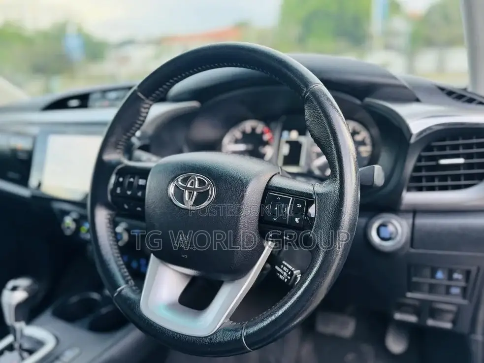 Toyota Hilux 2023 Gray