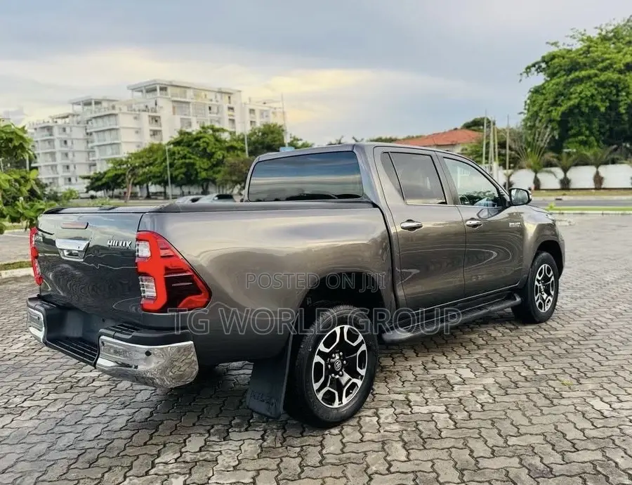 Toyota Hilux 2023 Gray