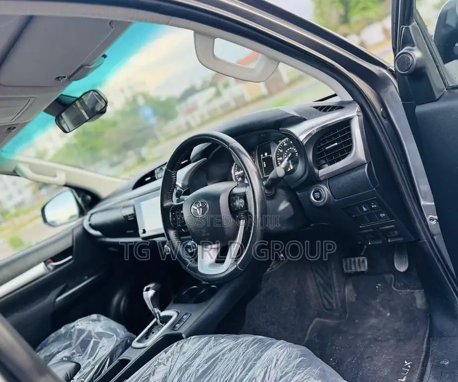 Toyota Hilux 2023 Gray