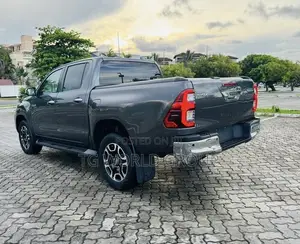 Toyota Hilux 2023 Gray