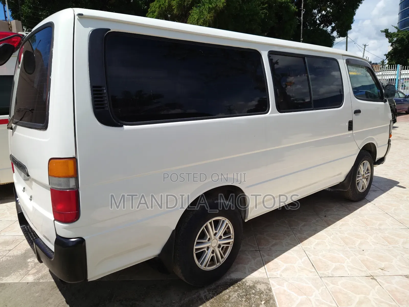 Toyota HiAce 2000 White