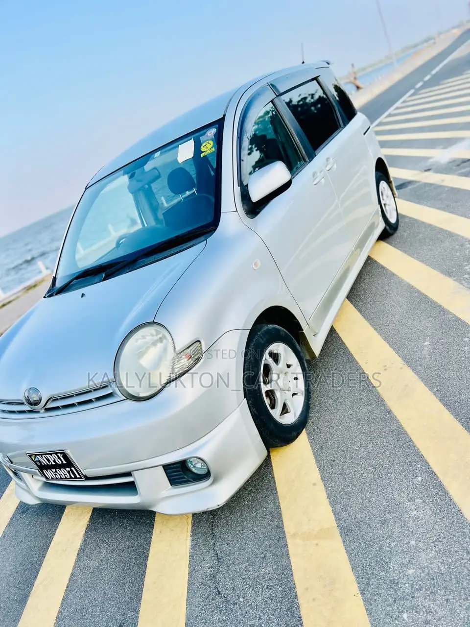 Toyota Sienta 2005 Silver