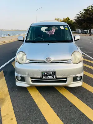 Toyota Sienta 2005 Silver