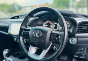 Toyota Hilux 2023 Gray