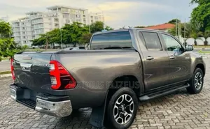Toyota Hilux 2023 Gray