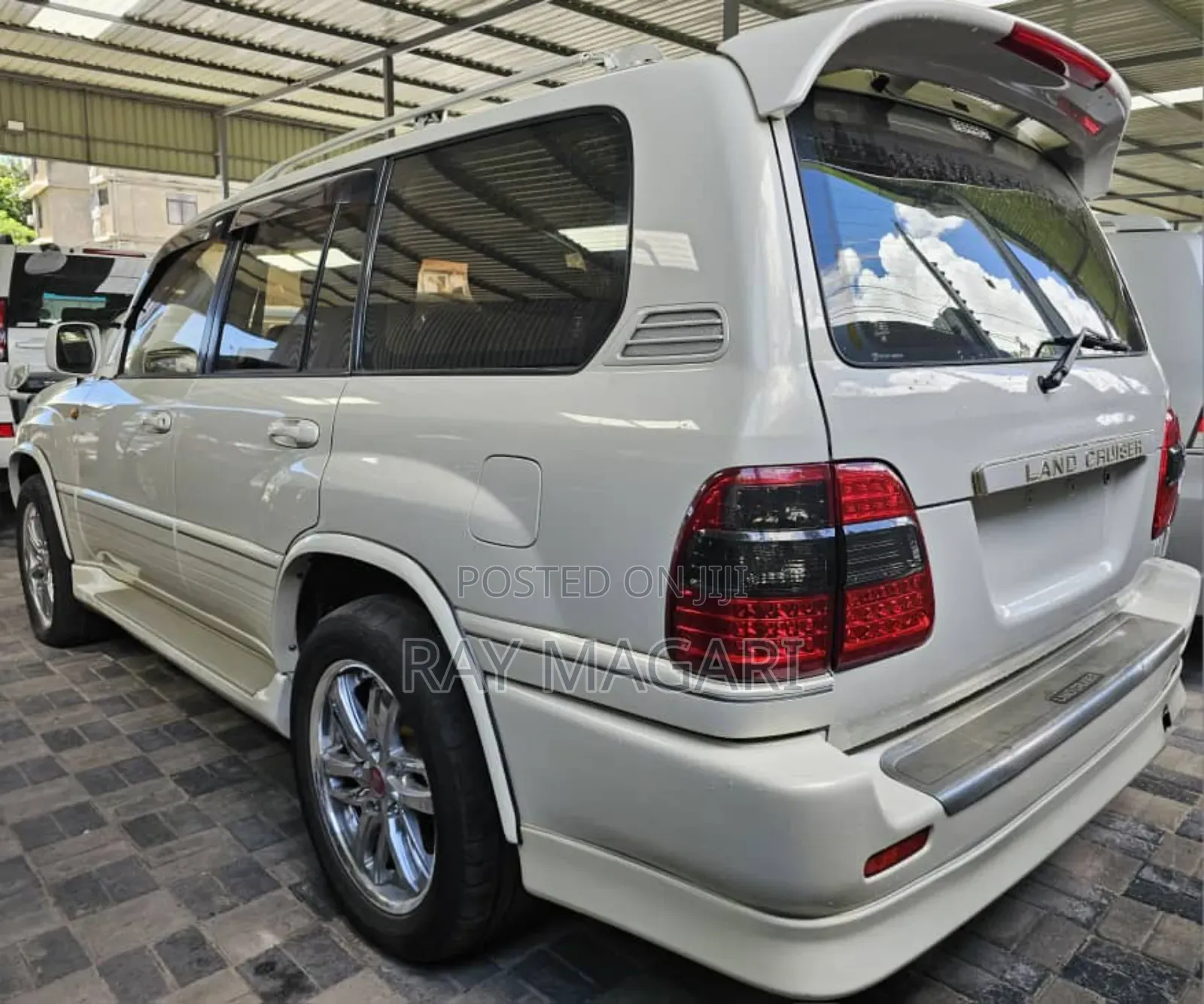 Toyota Land Cruiser 2001 White