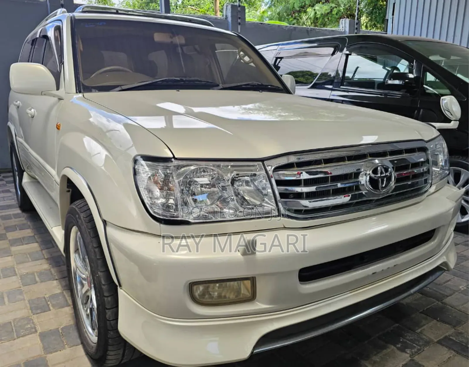 Toyota Land Cruiser 2001 White