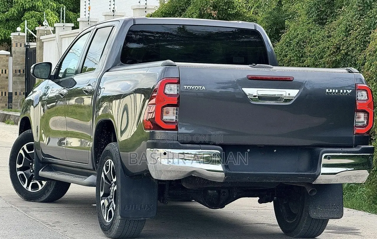Toyota Hilux 2023 Gray