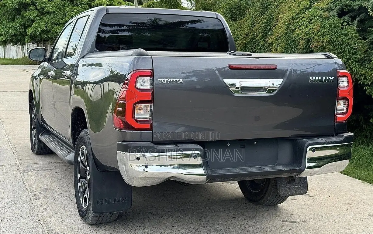 Toyota Hilux 2023 Gray