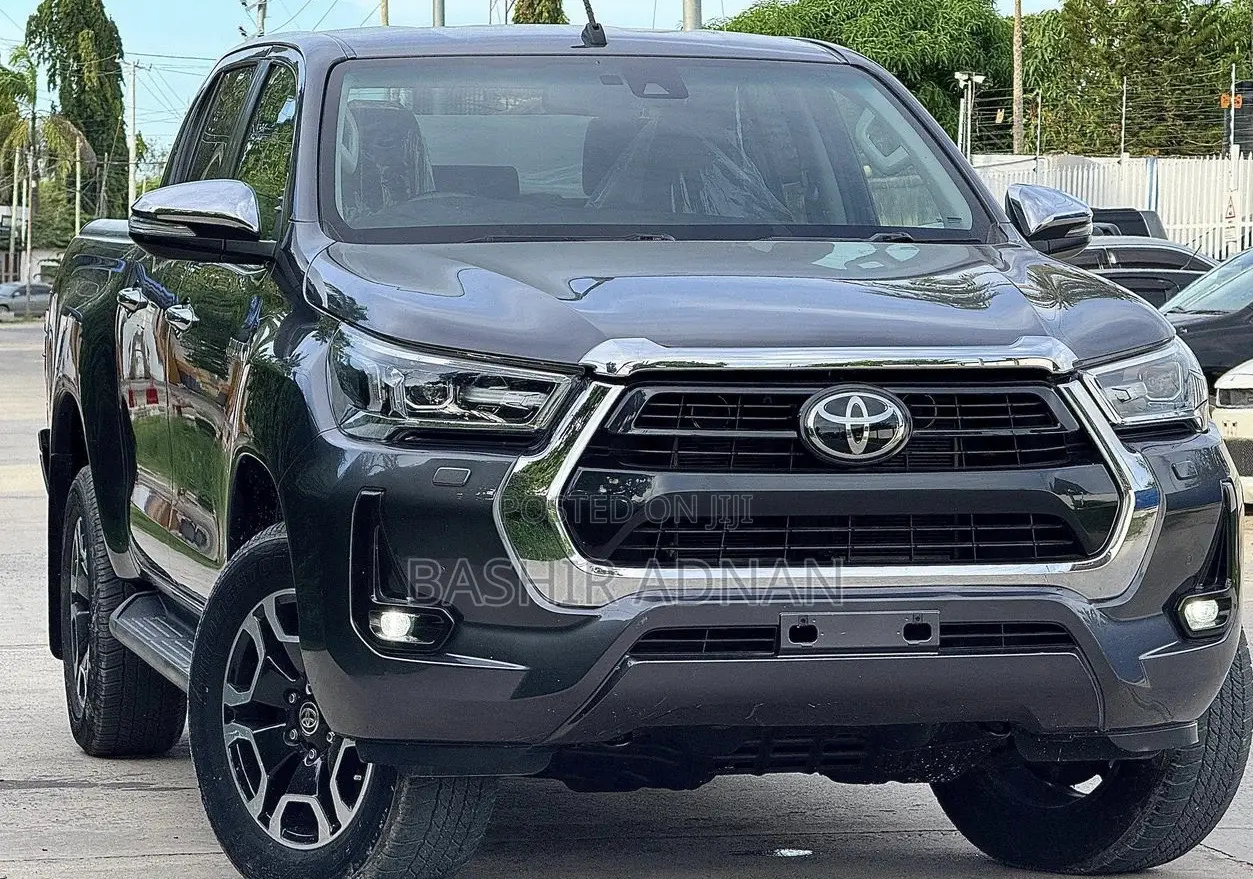 Toyota Hilux 2023 Gray