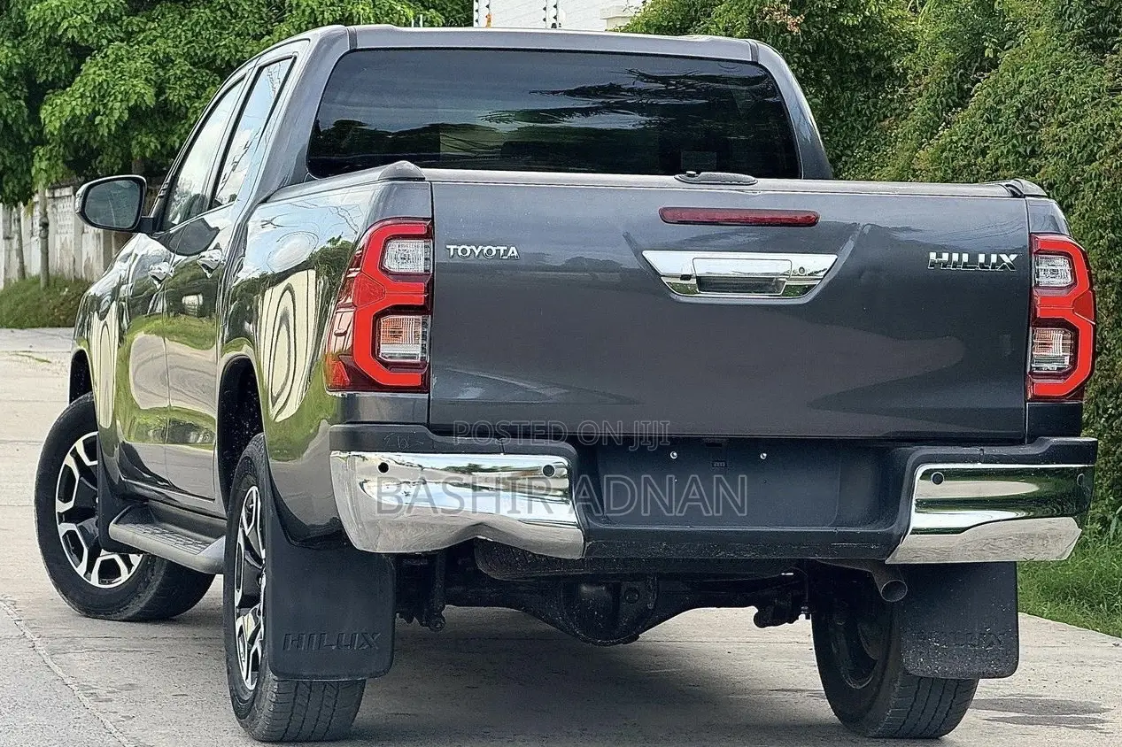 Toyota Hilux 2023 Gray