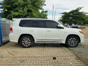 Toyota Land Cruiser 2010 White