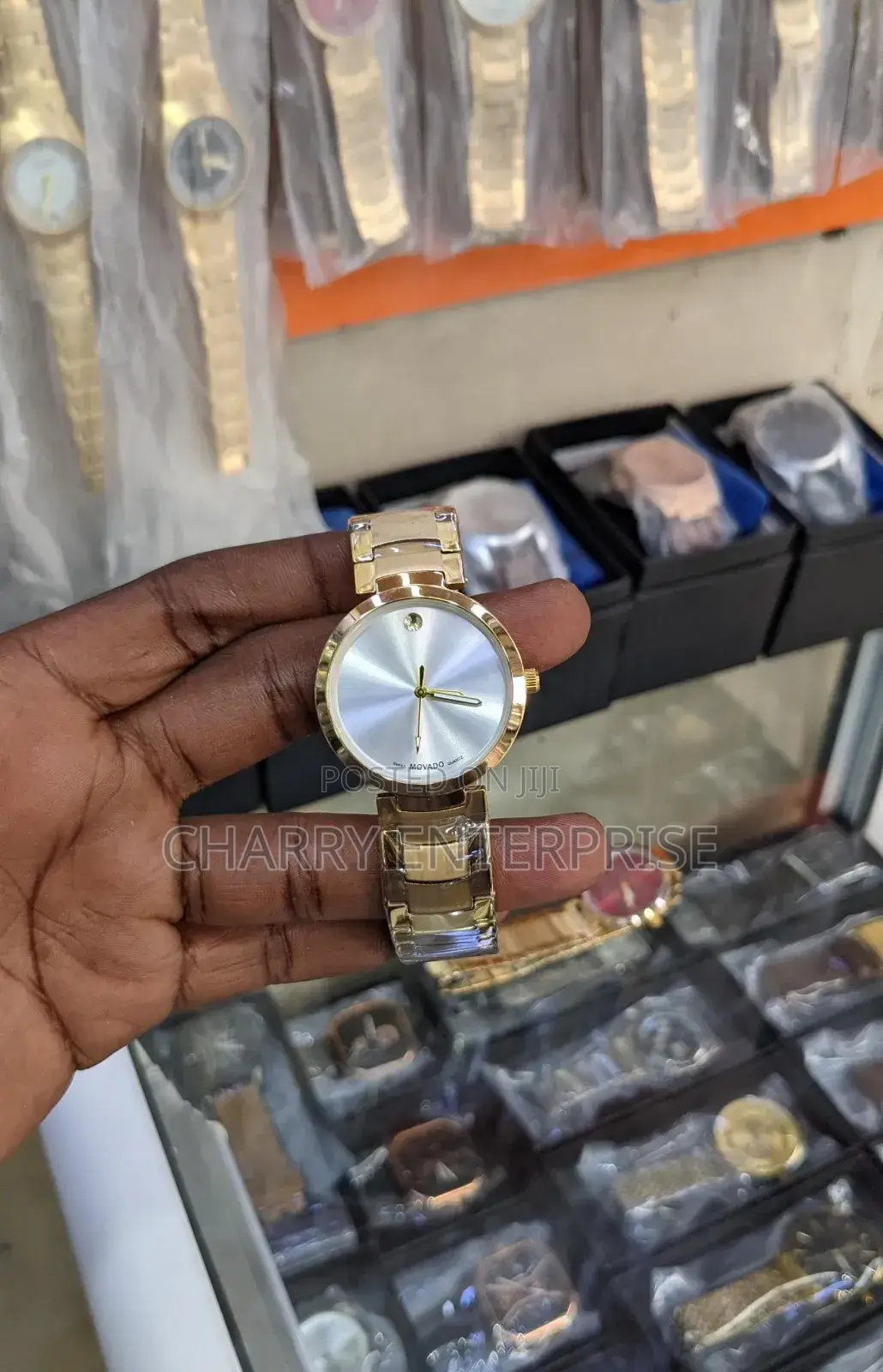 Movado Watches 
 Tarehe 
Water Resistant